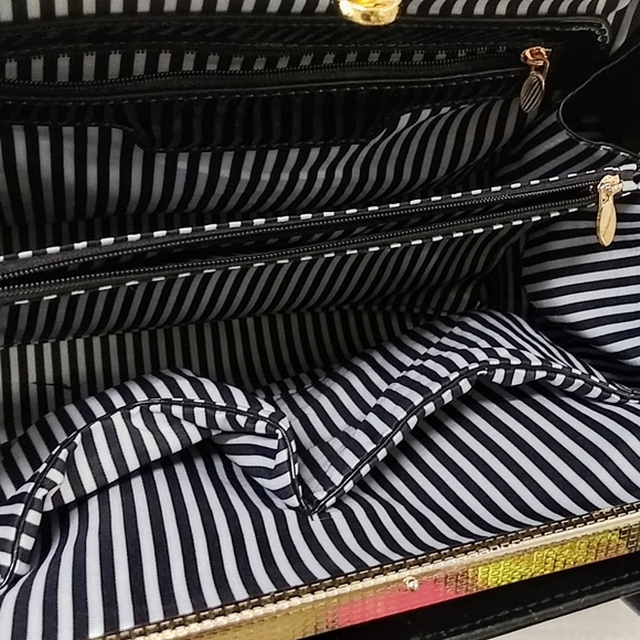 Black and Red Leopard print patent leather purse ♥️ - Picture 9 of 12